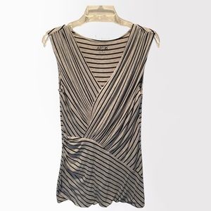 Apt 9 top size small